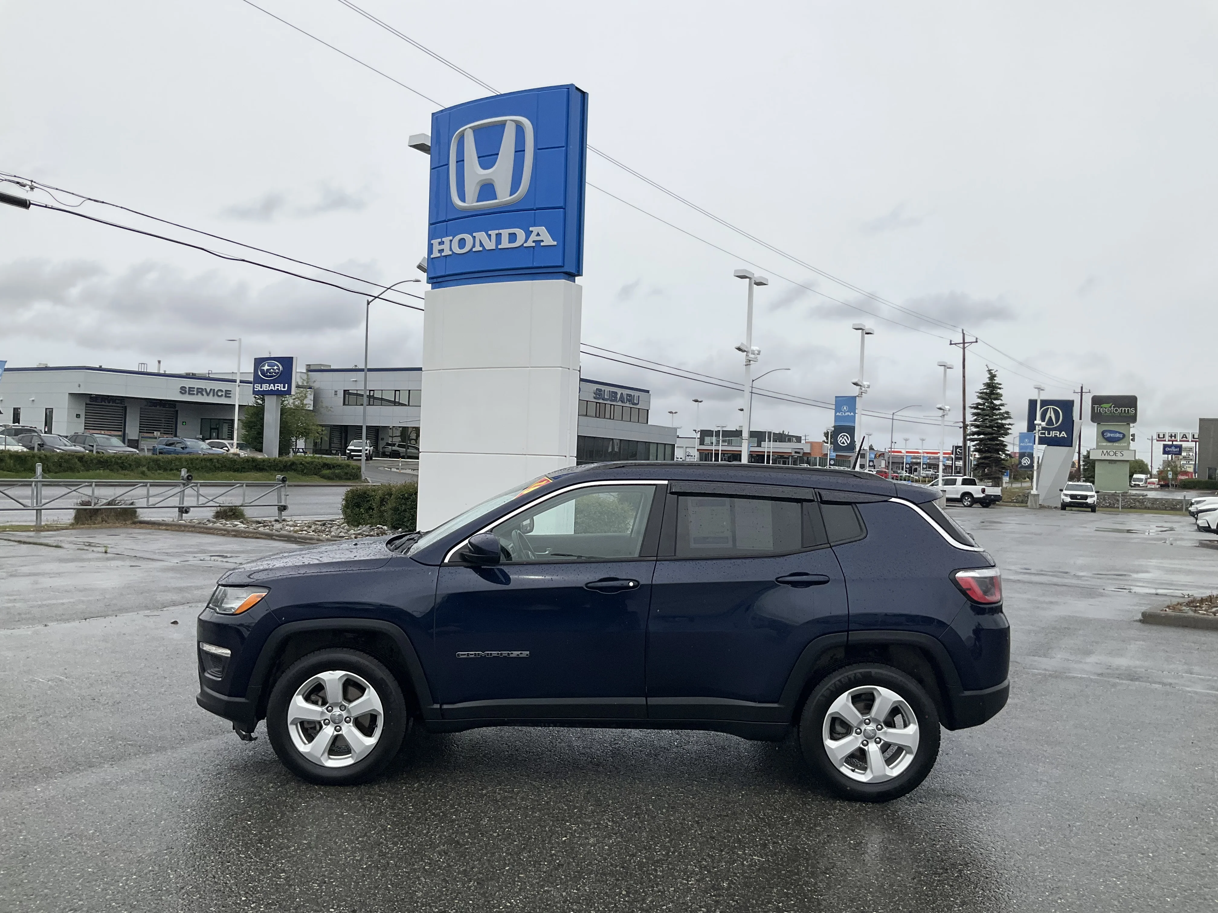 Used 2018 Blue Jeep Latitude image 3