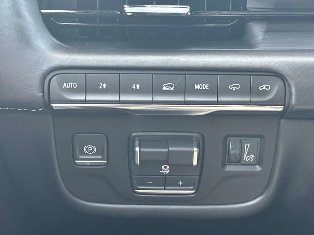 Used 2021 White Cadillac Sport Platinum image 30