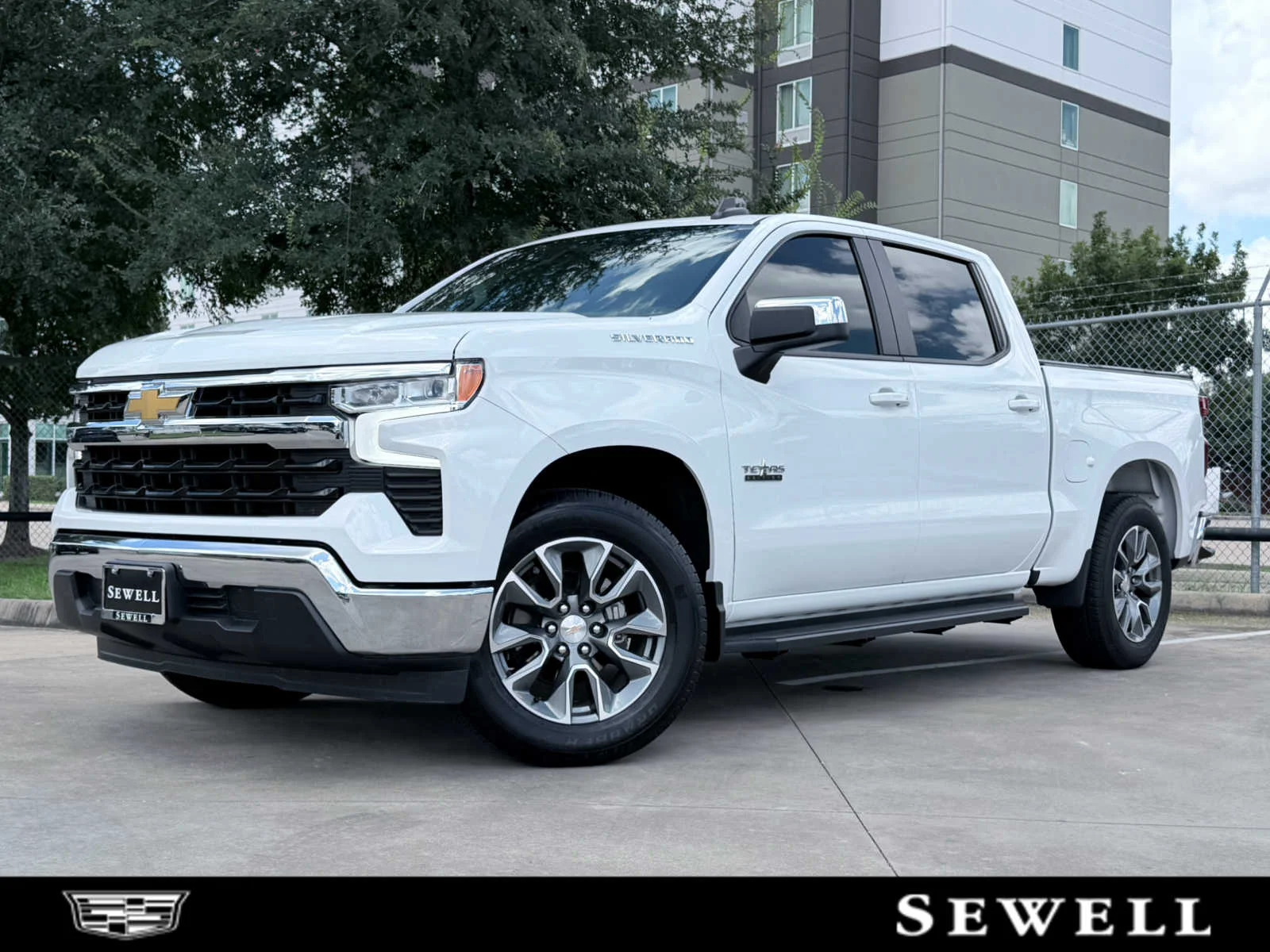 Used 2025 Summit White Chevrolet LT image 1