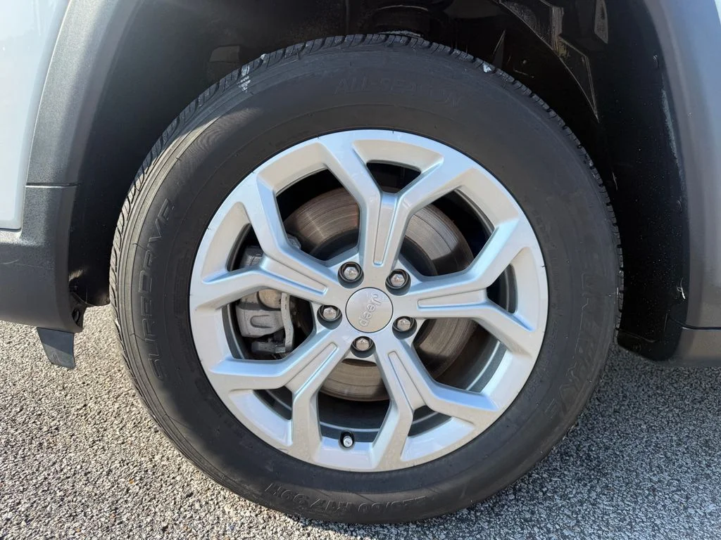 Used 2024 White Jeep Latitude image 24