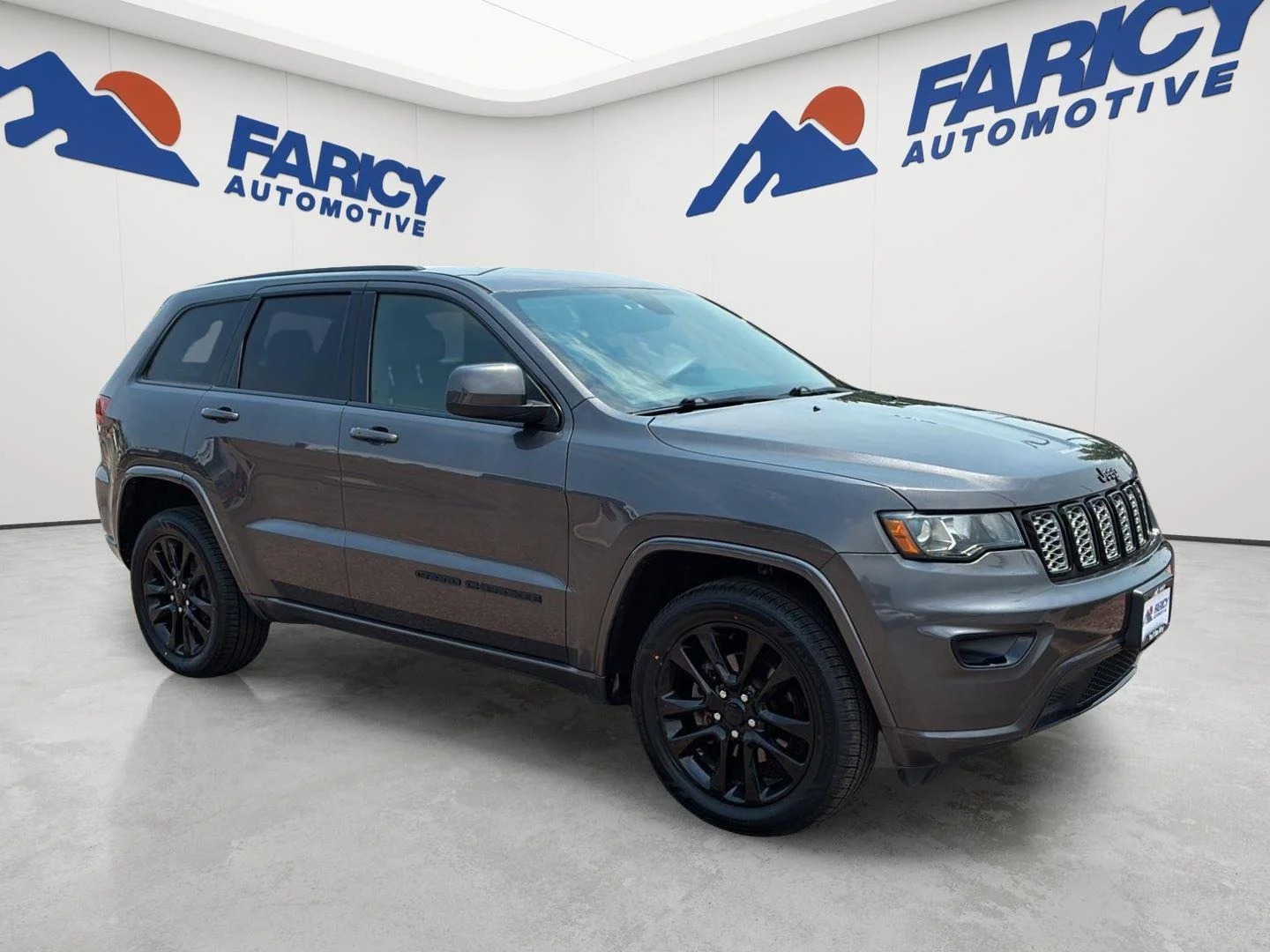 Used 2018 Granite Crystal Metallic Clearcoat Jeep Altitude image 4