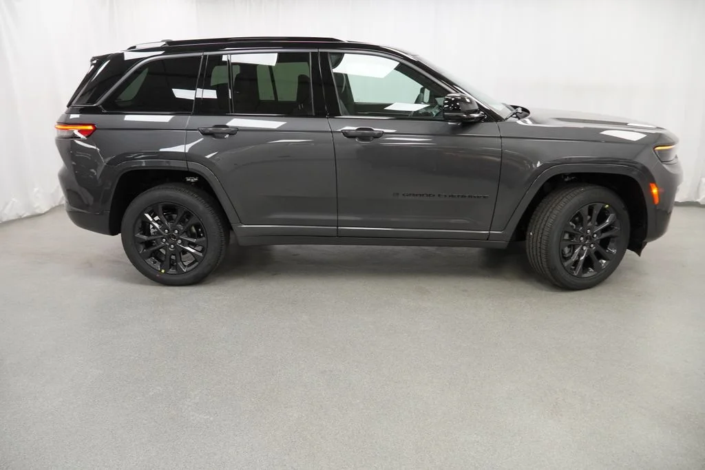 New 2026 Baltic Gray Metallic Clear-Coat Exterior Paint Jeep Limited Reserve image 9