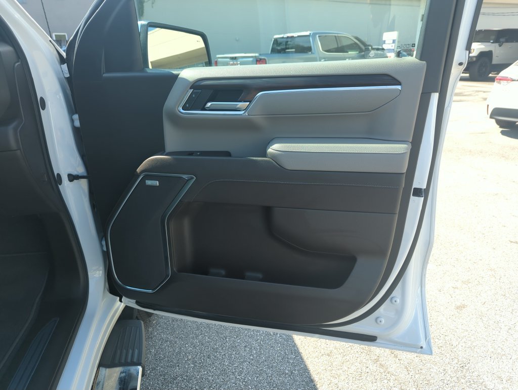 Used 2025 White GMC SLT image 32