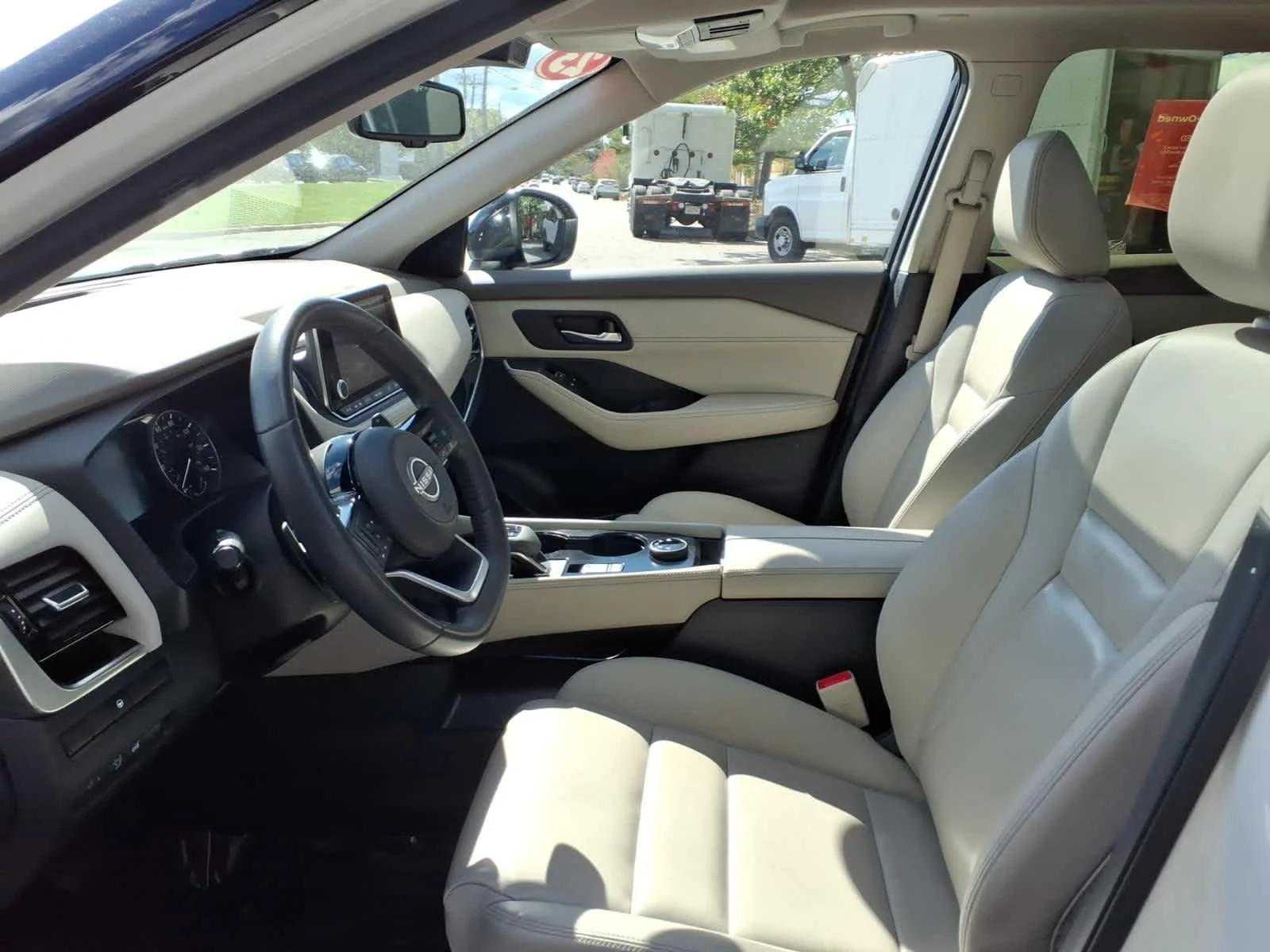 Certified Used 2023 Pearl White Tricoat/Super Black Nissan SL image 18