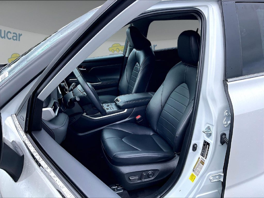 Used 2023 Beige Toyota XLE image 10
