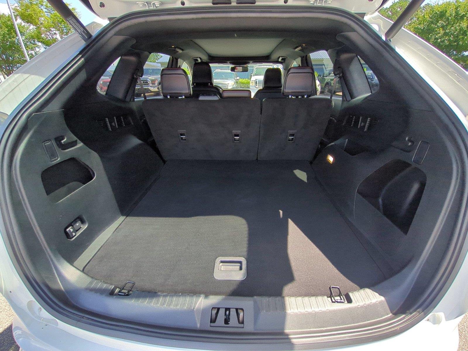 Used 2022 Star White Metallic Tri-Coat Ford ST-Line image 35