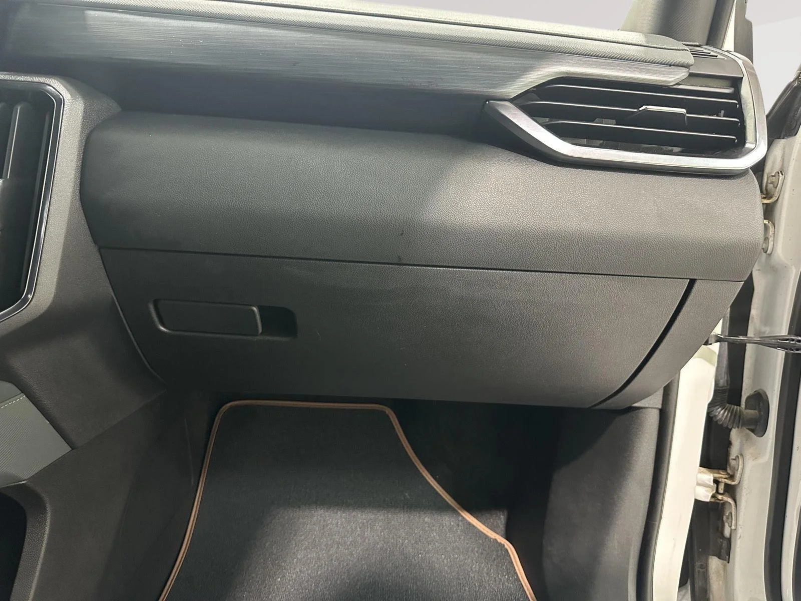 Used 2024 Summit White GMC AT4 image 29