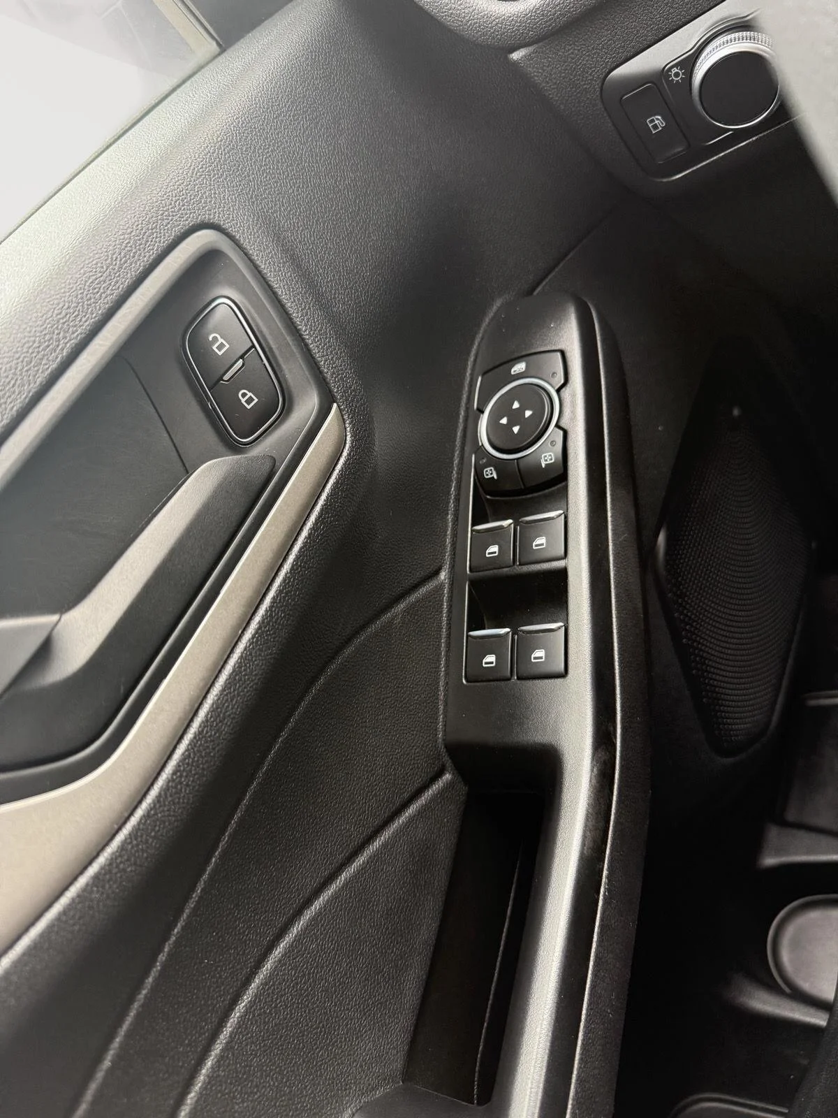 Certified Used 2022 Oxford White Ford SE Hybrid image 12