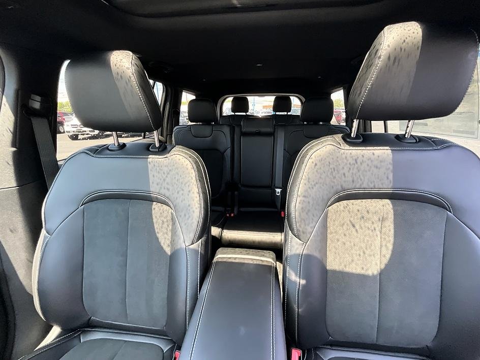 New 2026 Bright White Clear-Coat Exterior Paint Jeep Altitude image 33
