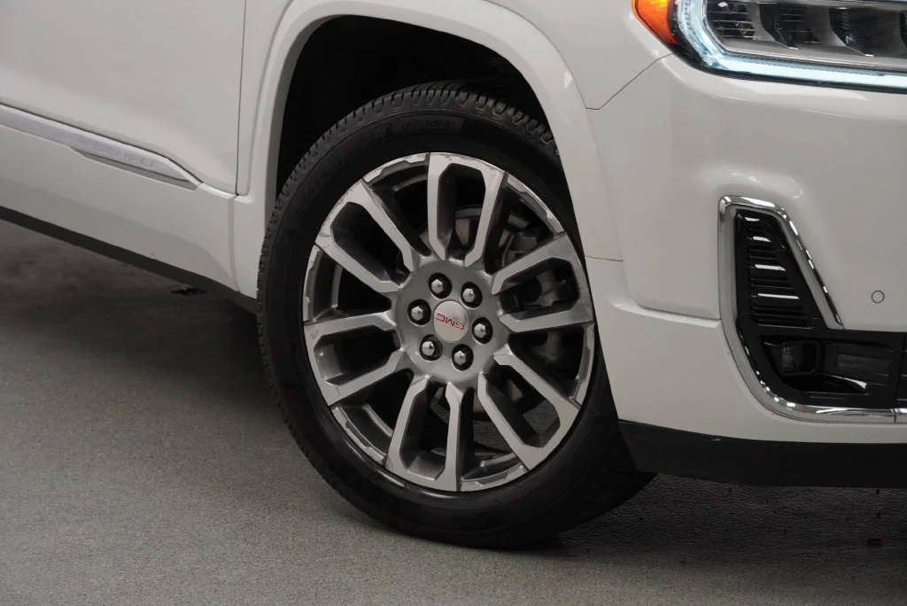 Used 2023 White Frost Tricoat GMC Denali image 12