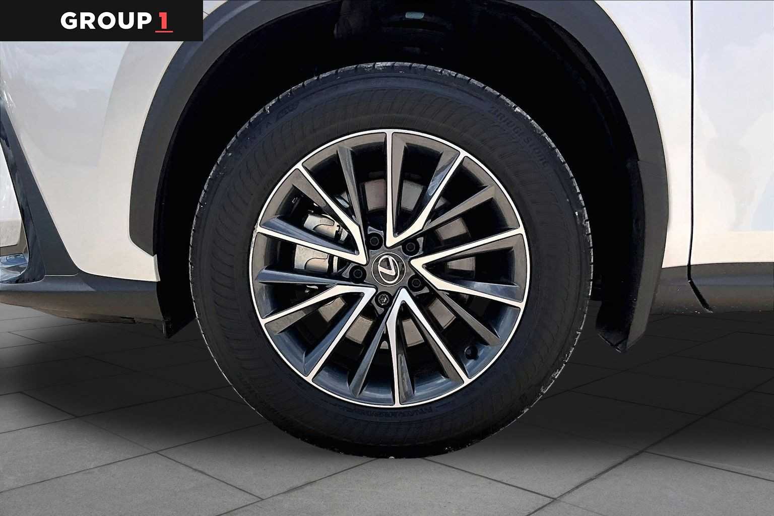 Used 2025 Eminent White Pearl Lexus Premium image 9