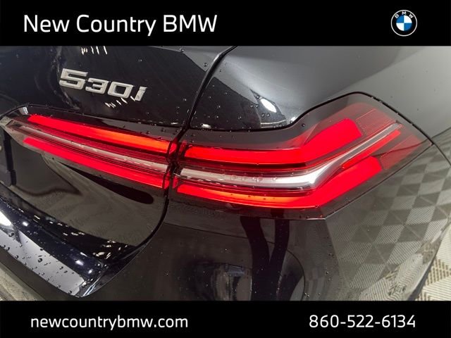 New 2027 Black Sapphire Metallic BMW 550e xDrive image 32