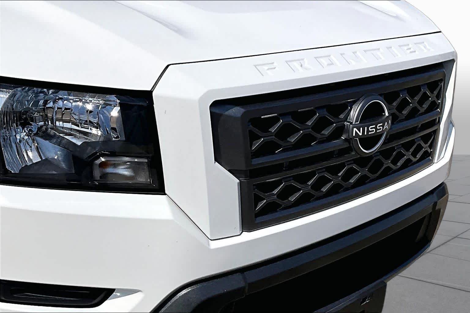Used 2024 Glacier White Nissan SV image 28