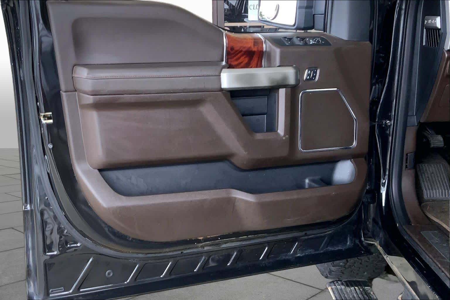 Used 2015 Tuxedo Black Metallic/Caribou Metallic Ford King Ranch image 22