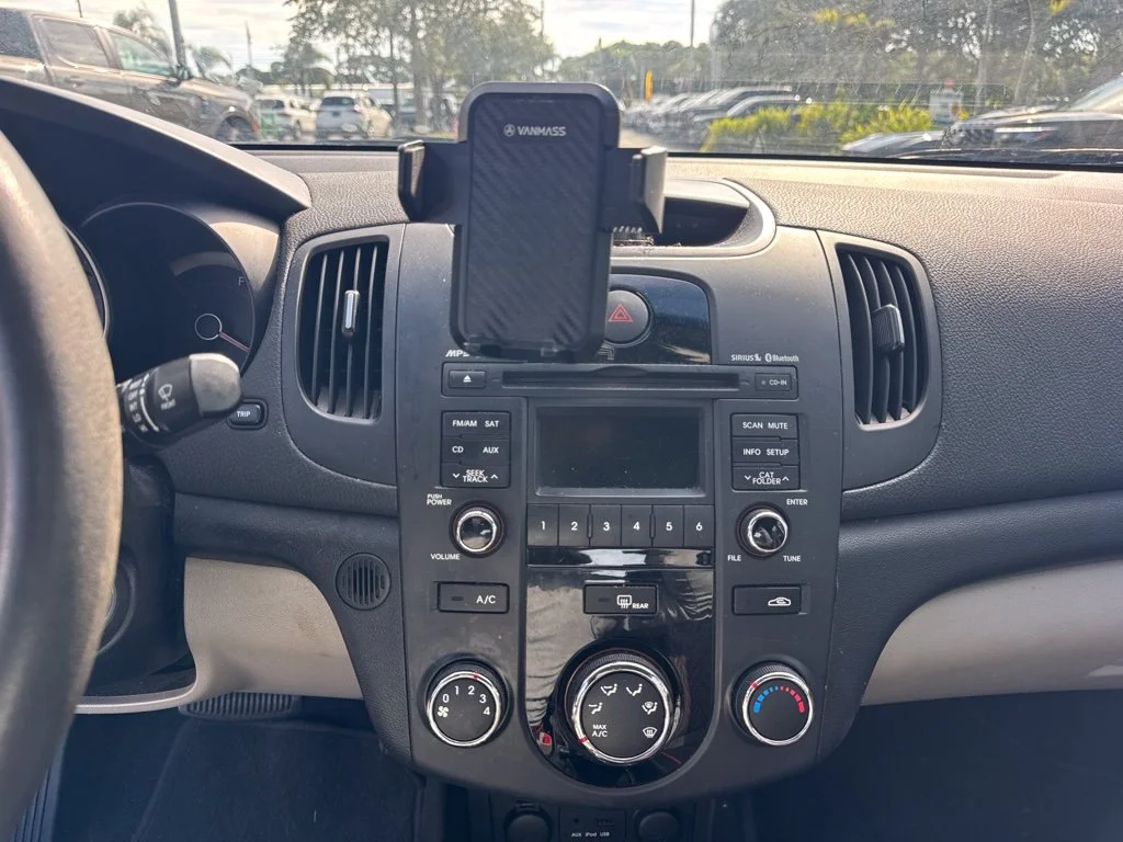 Used 2011 Red Kia EX image 12