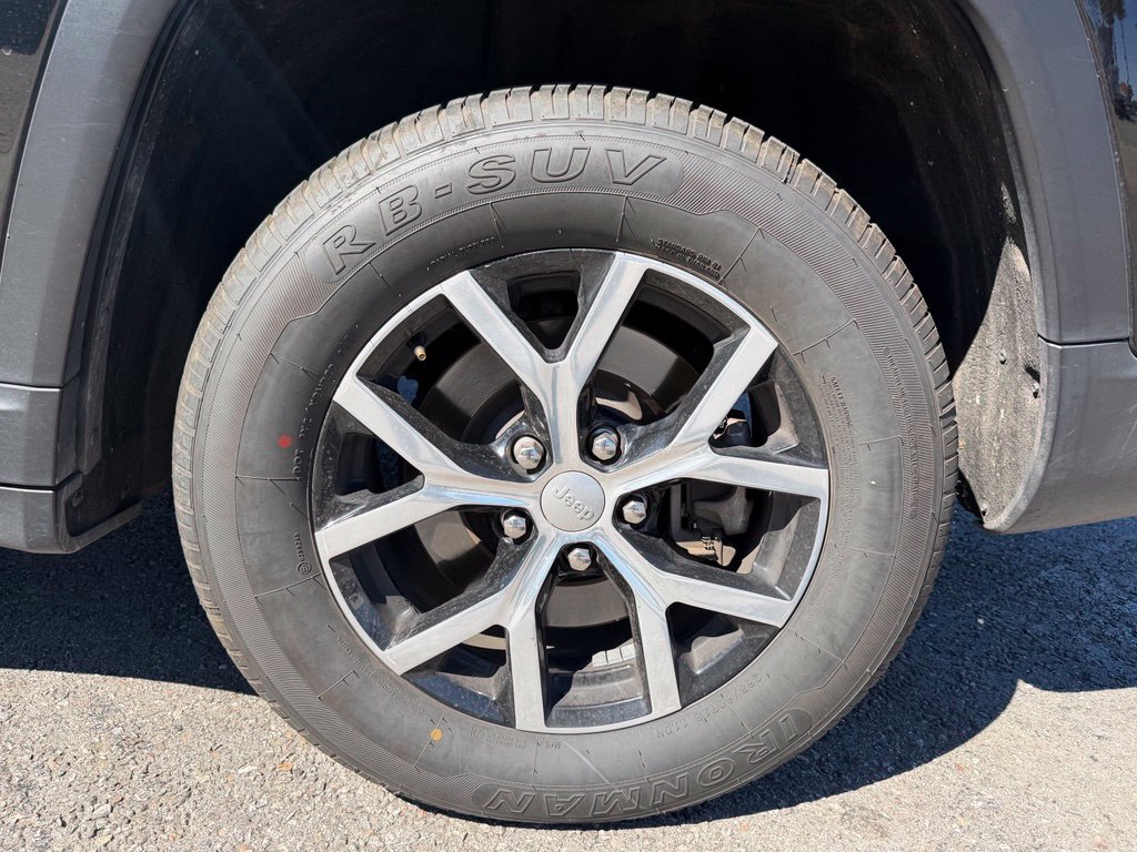 Used 2024 Diamond Black Jeep Limited image 3