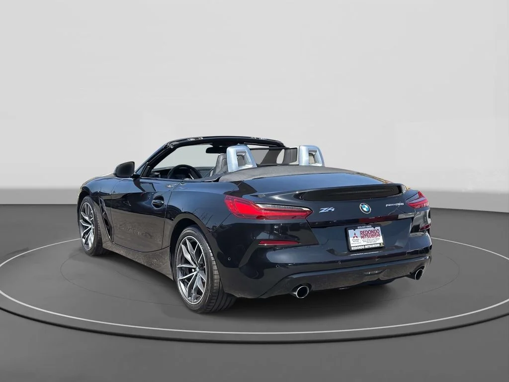 Used 2020 Black Sapphire Metallic BMW sDrive30i image 7