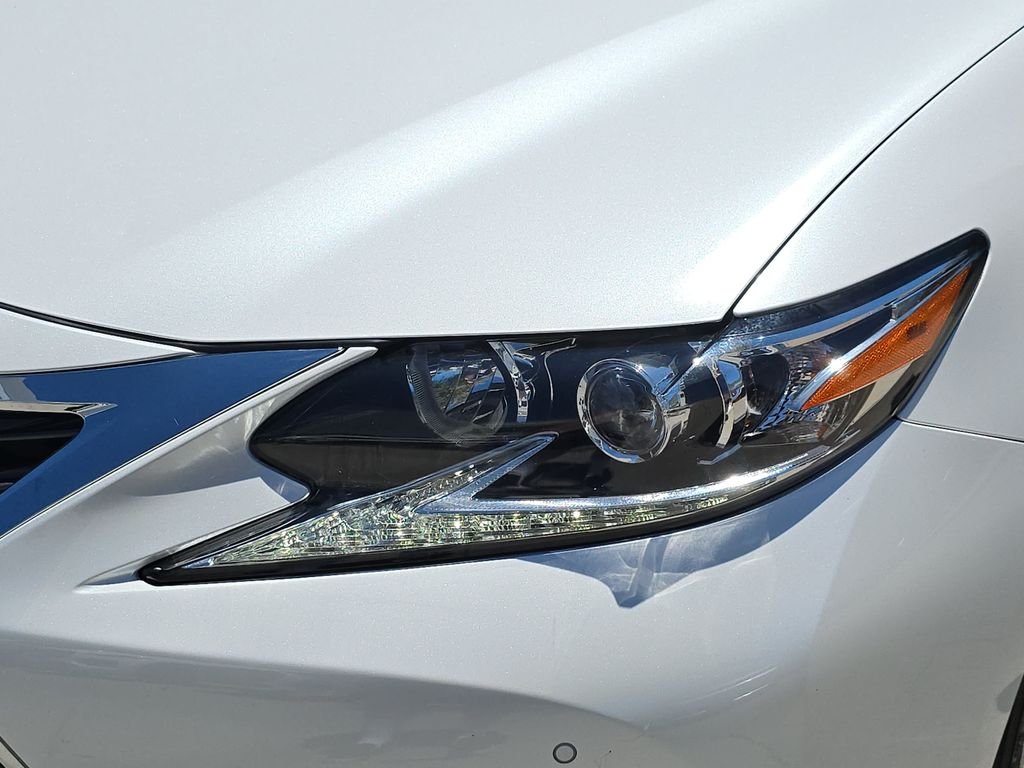 Used 2016 White Lexus 300h image 34
