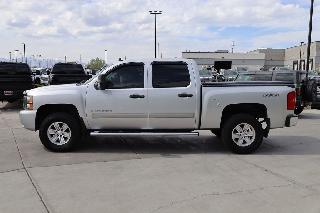Used 2011 Sheer Silver Metallic Chevrolet LT image 3