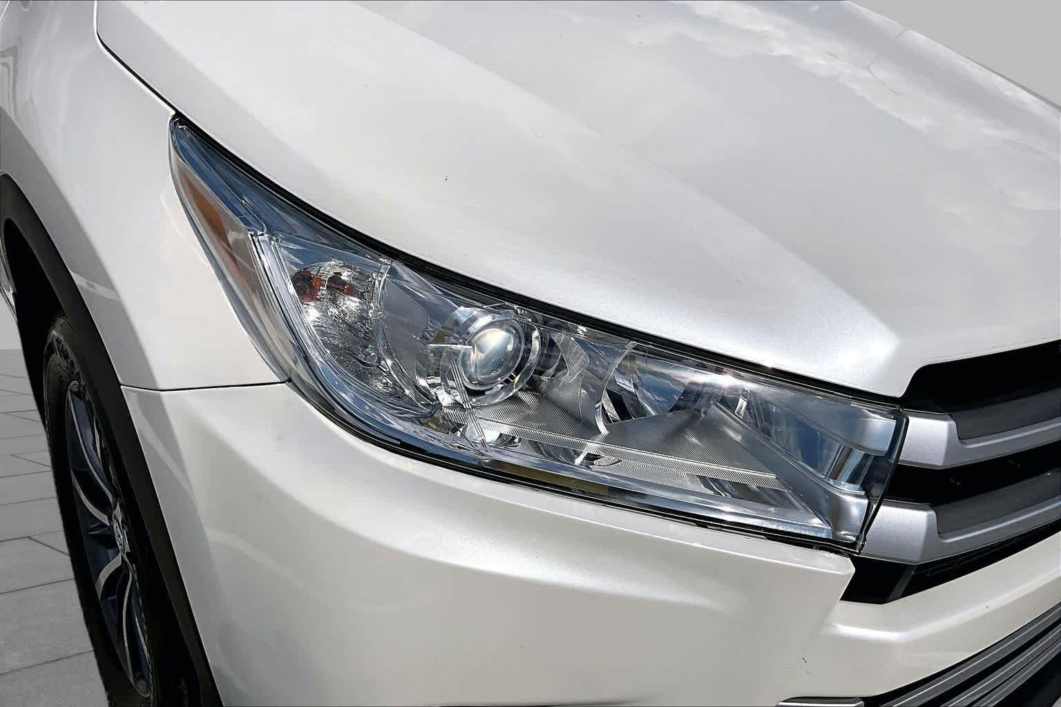 Used 2018 Blizzard Pearl Toyota XLE image 28