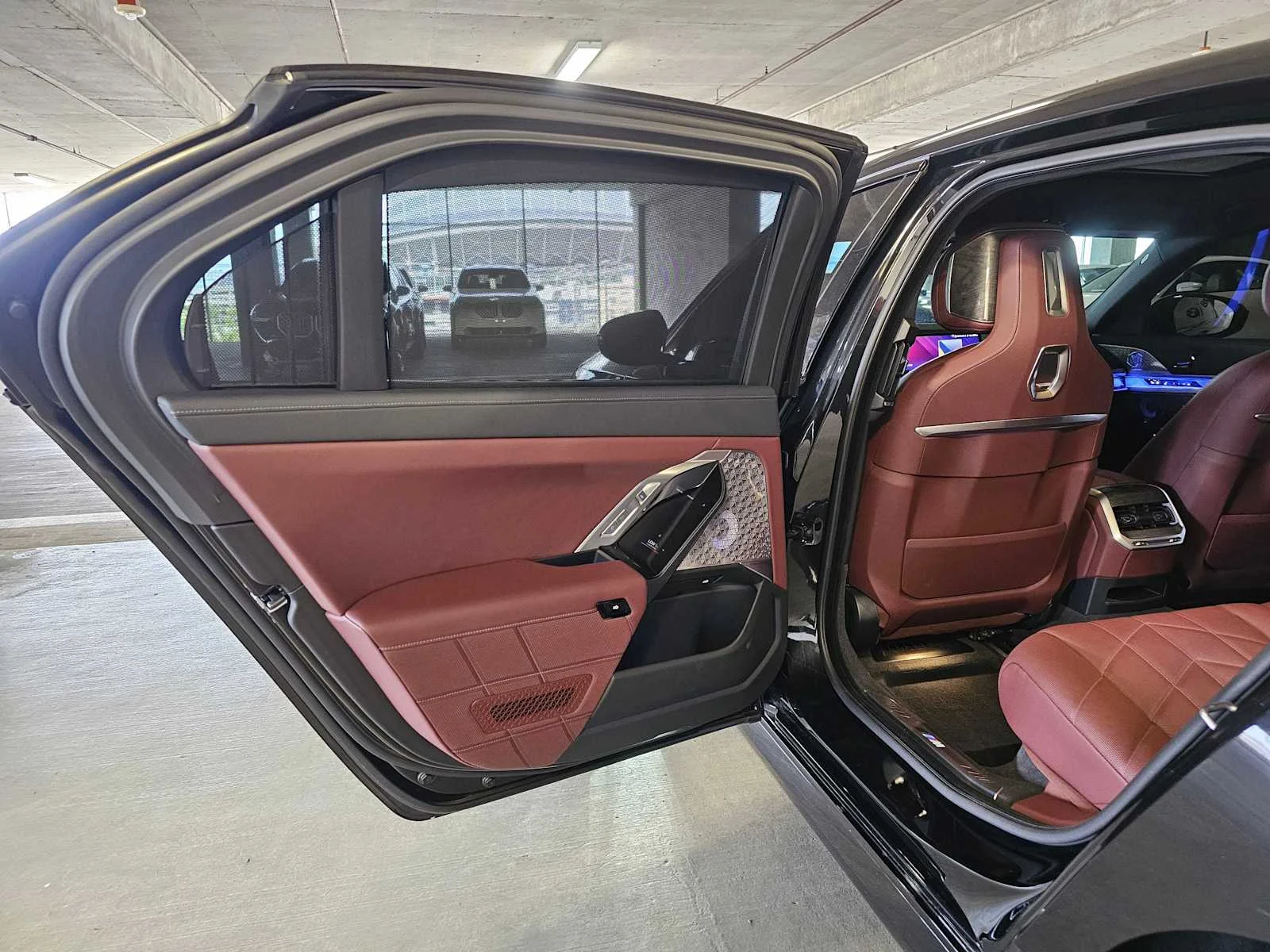 Used 2025 Black Sapphire Metallic BMW 760i xDrive image 27
