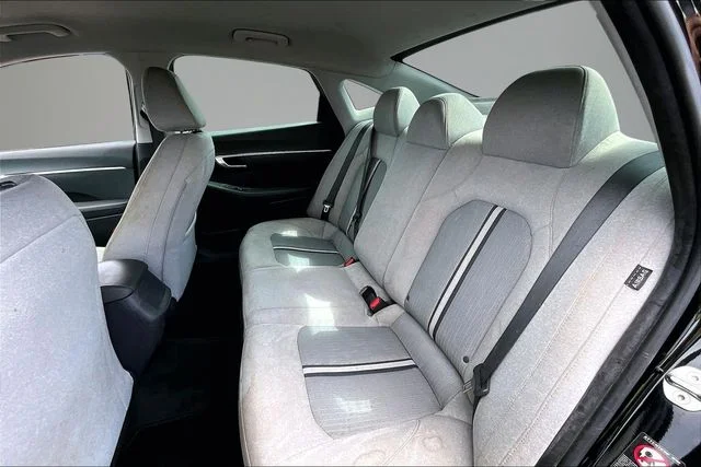 Used 2022 Black Hyundai SE image 19