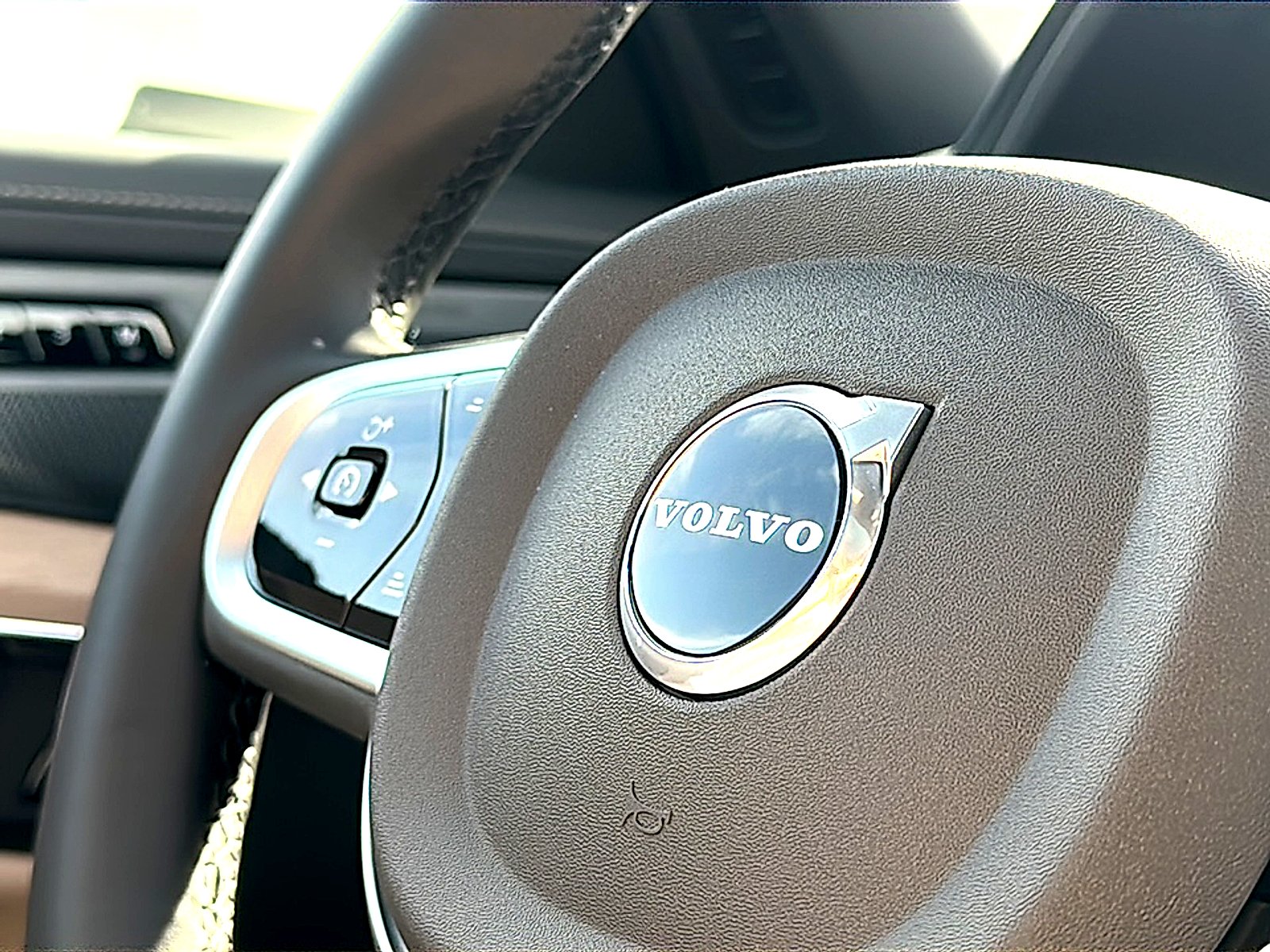New 2026 Crystal White Volvo Plus image 22