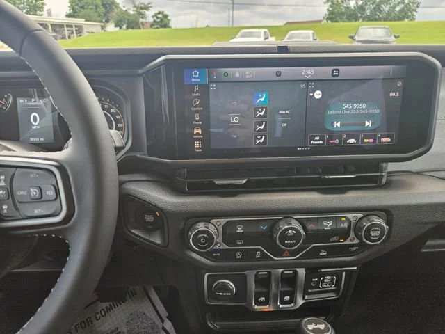 Used 2025 White Jeep Sport S image 17