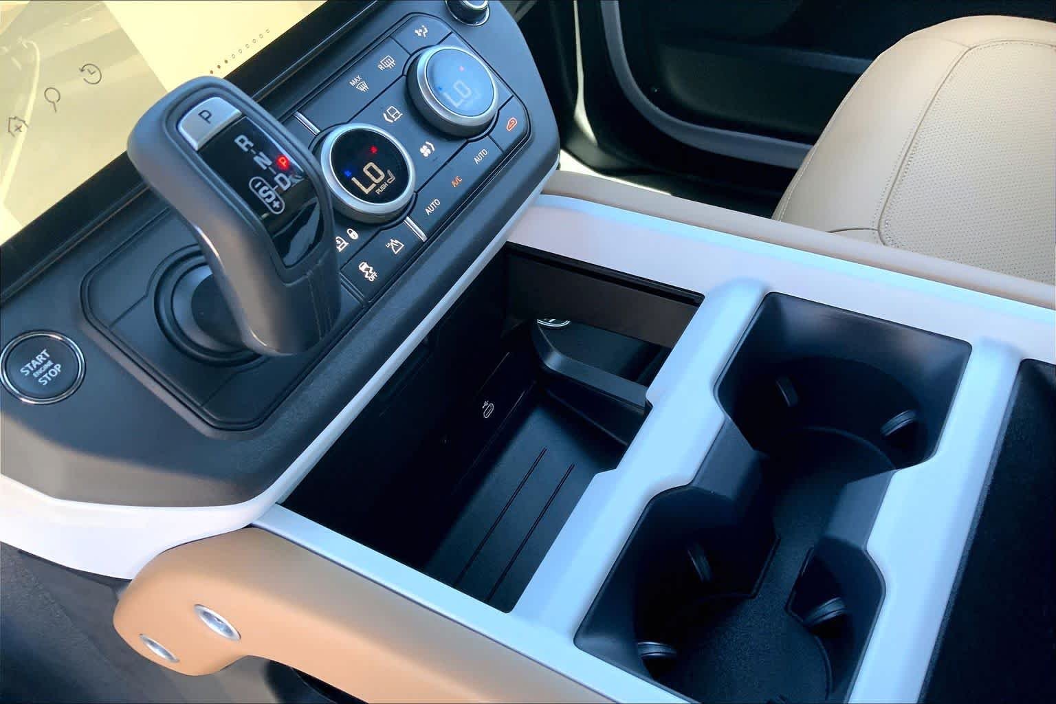 New 2026 Fuji White Land Rover X-Dynamic SE image 7