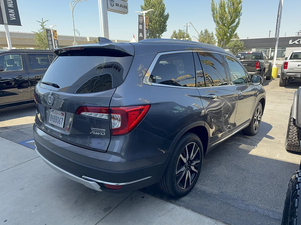 Used 2019 Modern Steel Metallic Honda Touring w/Rear Captain