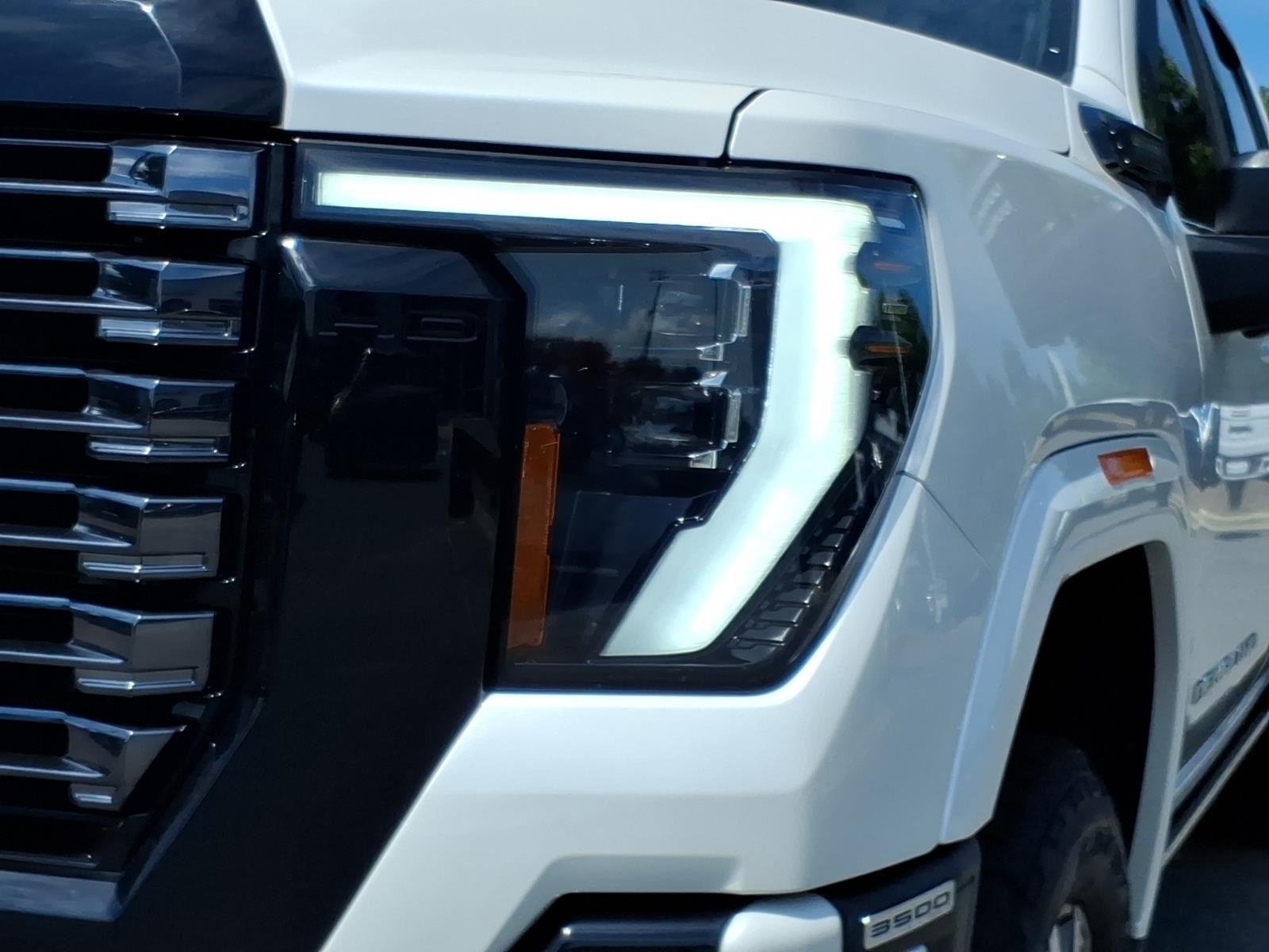 Used 2025 White Frost Tricoat GMC Denali Ultimate image 16