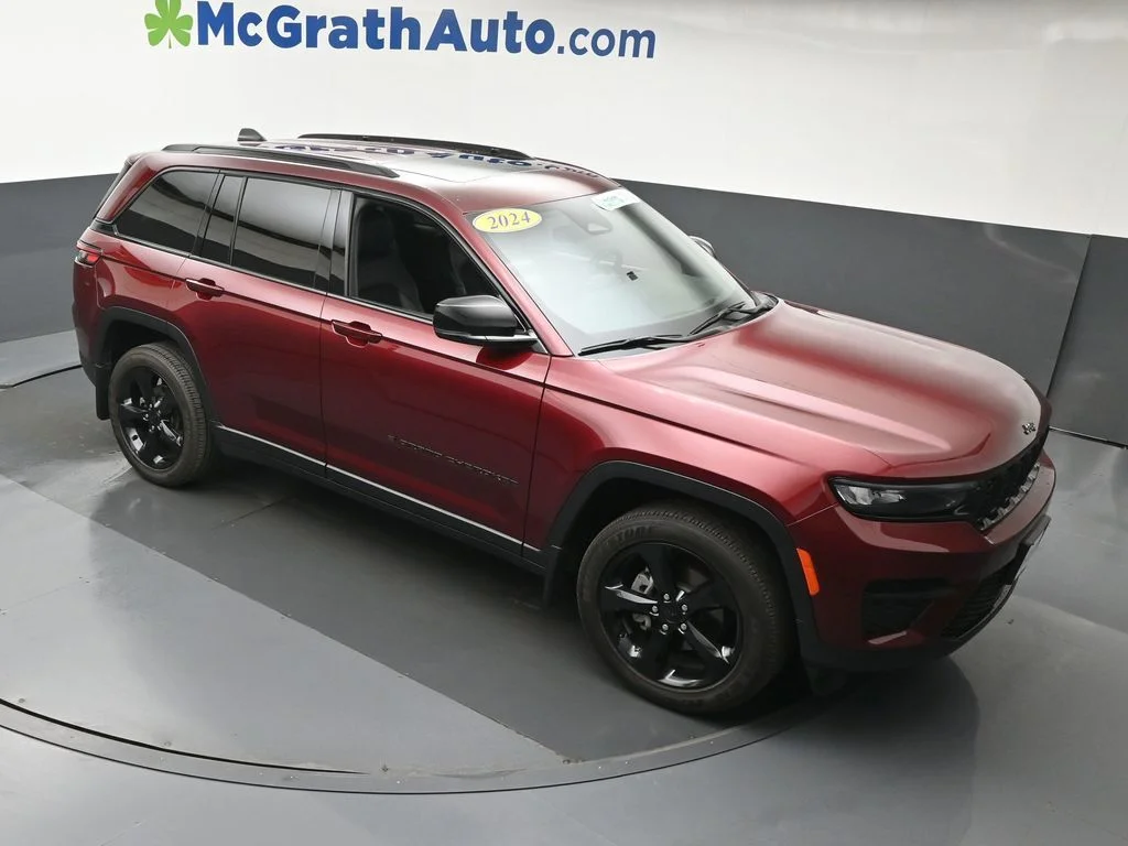 Used 2024 Red Jeep Altitude X image 4