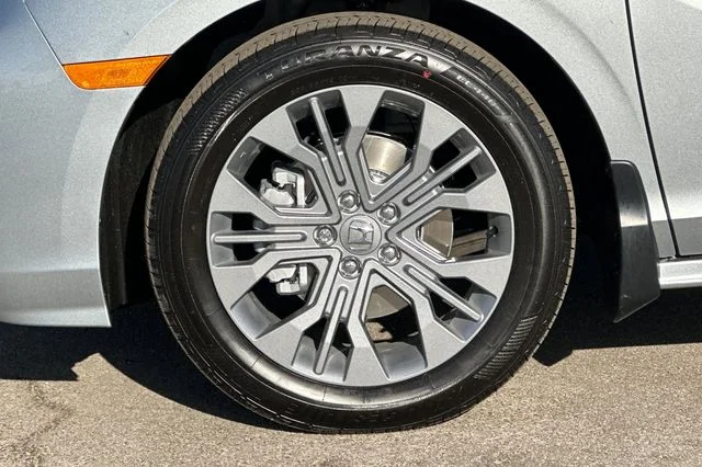 New 2026 Solar Silver Metallic Honda Touring image 32