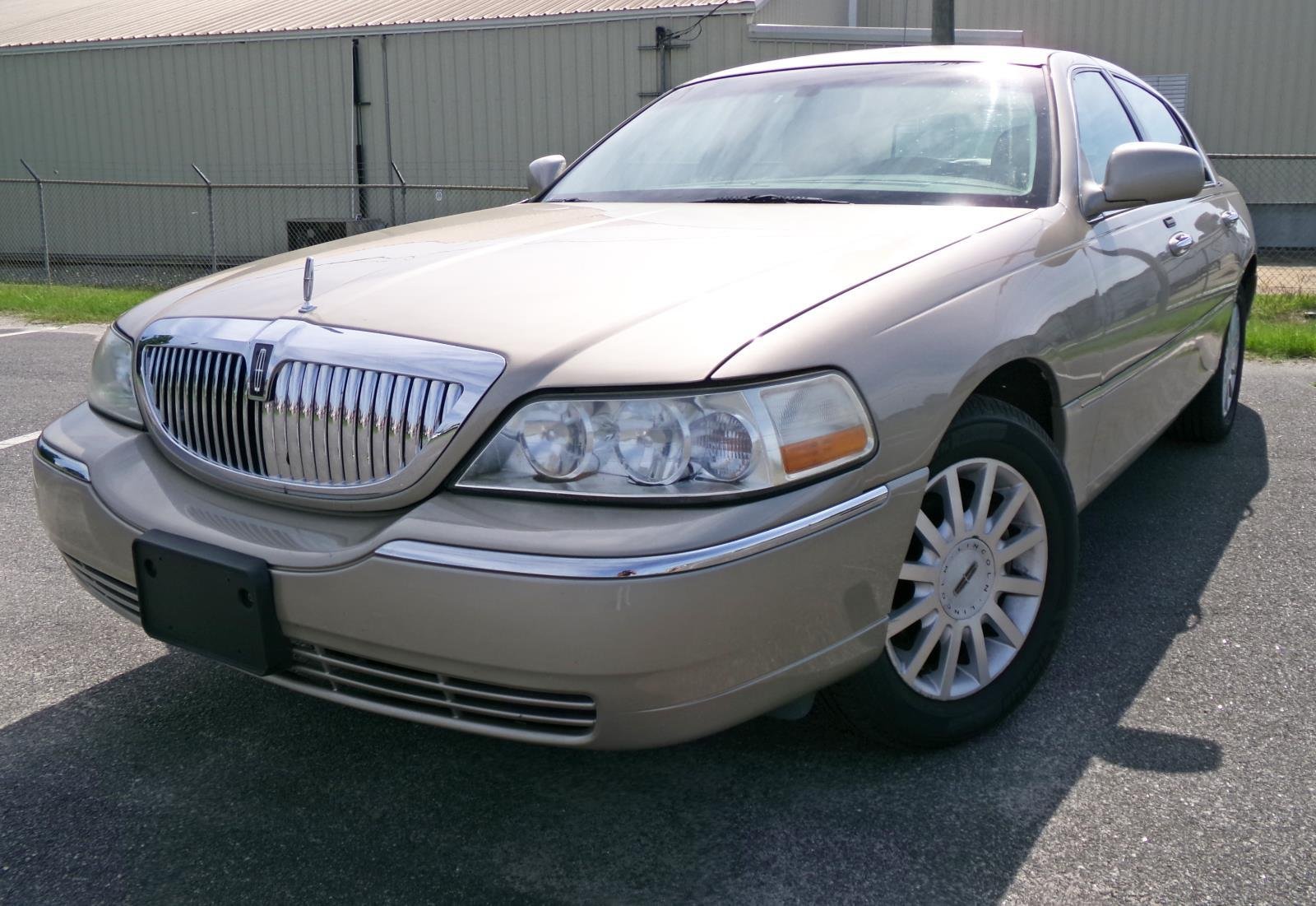 2007 Lincoln Town Car Signature's photo