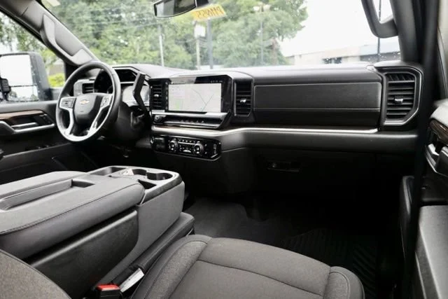 Used 2025 Summit White Chevrolet LT image 33