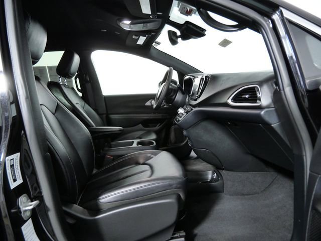 Certified Used 2025 Diamond Black Crystal Pearlcoat Chrysler Select image 10