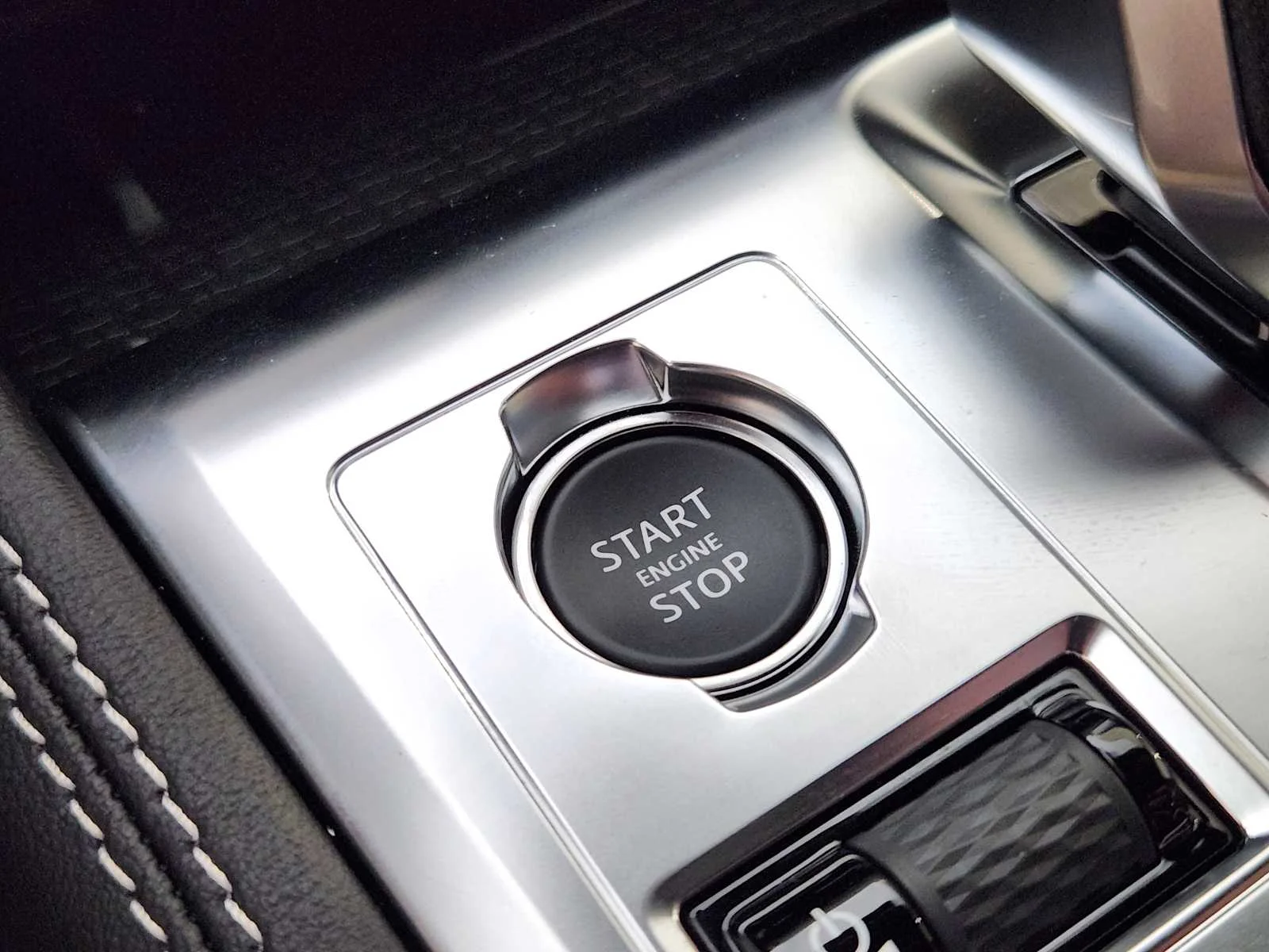 New 2026 Eiger Grey Metallic Jaguar R-Dynamic S image 36