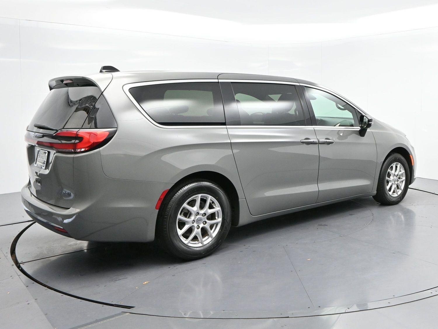 Used 2025 Gray Chrysler Select image 7