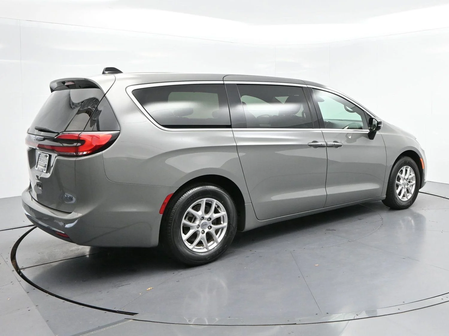 Used 2025 Gray Chrysler Select image 7