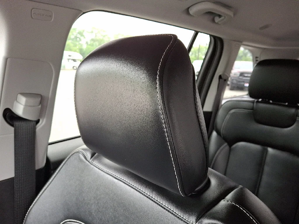 Used 2022 Silver Jeep Limited 4x4 image 18