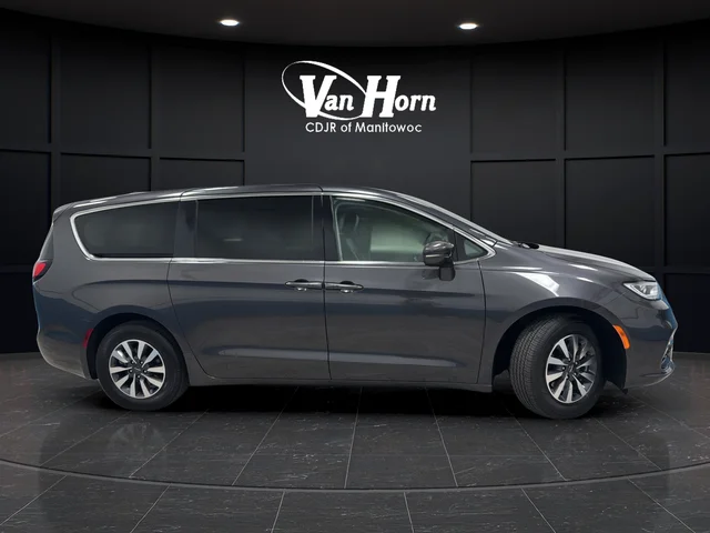 Used 2022 Crystal Metallic Chrysler Touring L image 8