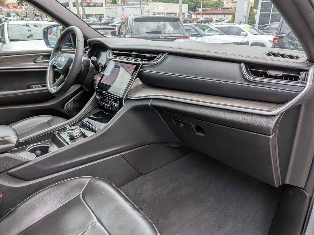 Used 2024 Silver Jeep 4xe image 29