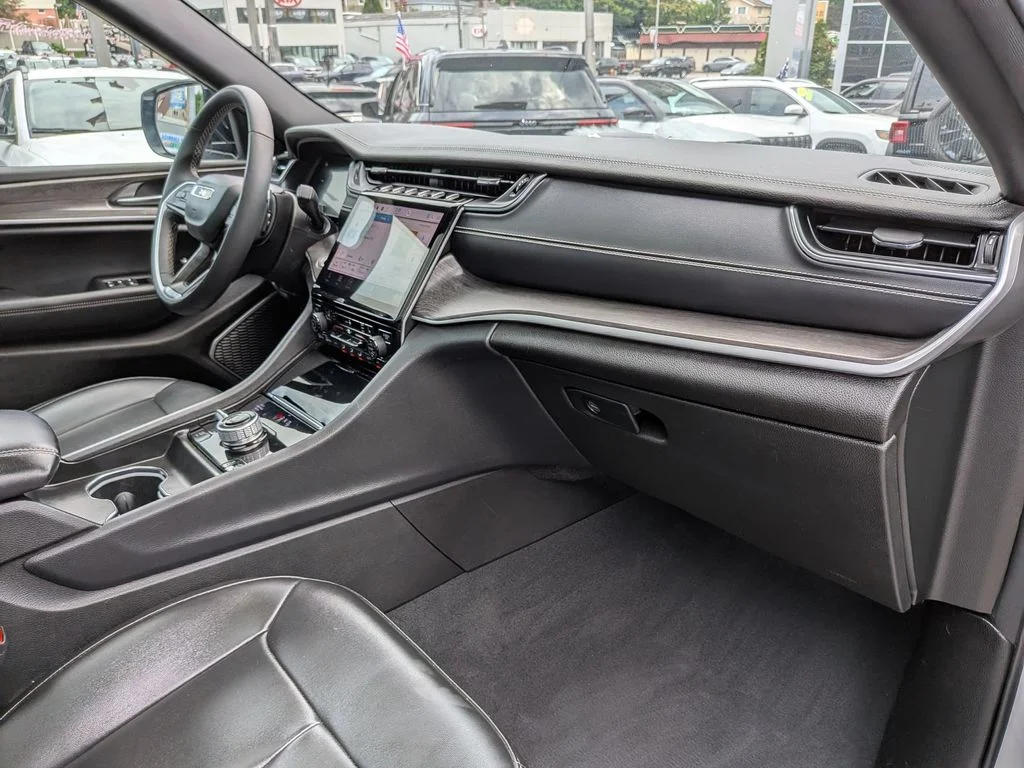 Used 2024 Silver Jeep 4xe image 29