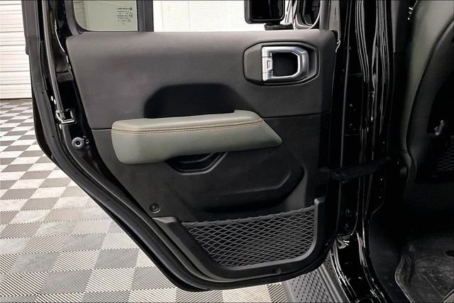 Used 2024 Black Clearcoat Jeep Mojave image 22