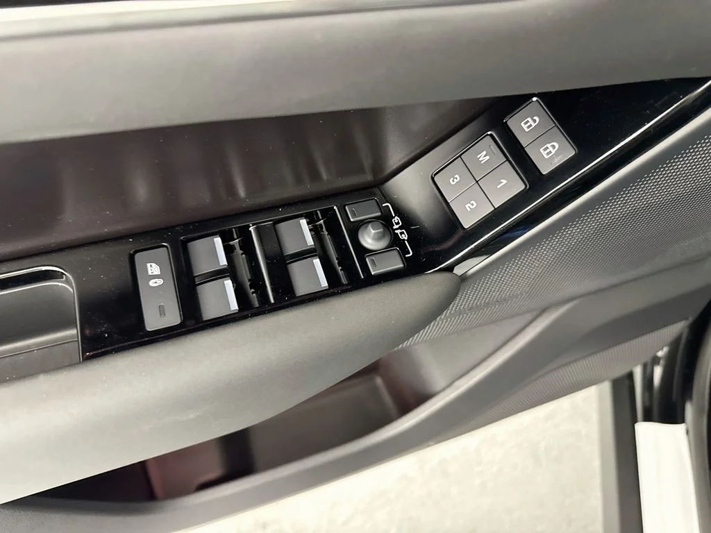 New 2026 Santorini Black Land Rover Belgravia Edition image 18