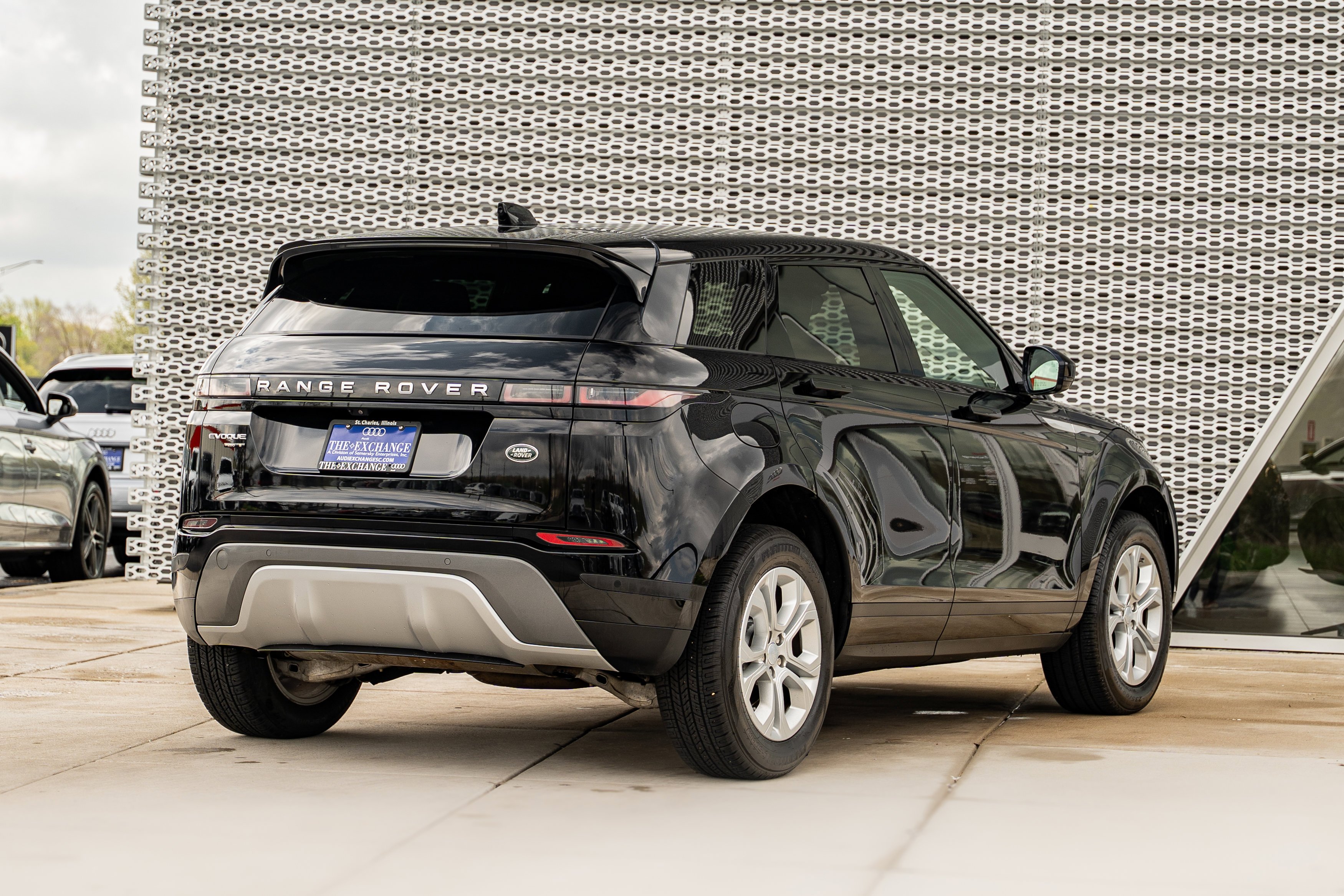 Used 2020 Santorini Black Metallic Land Rover S image 4