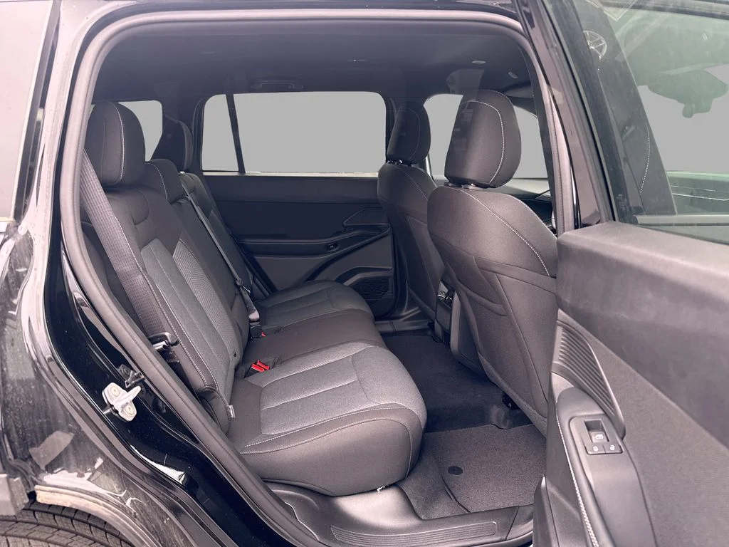 New 2026 Diamond Black Crystal Pearlcoat Jeep Laredo image 12