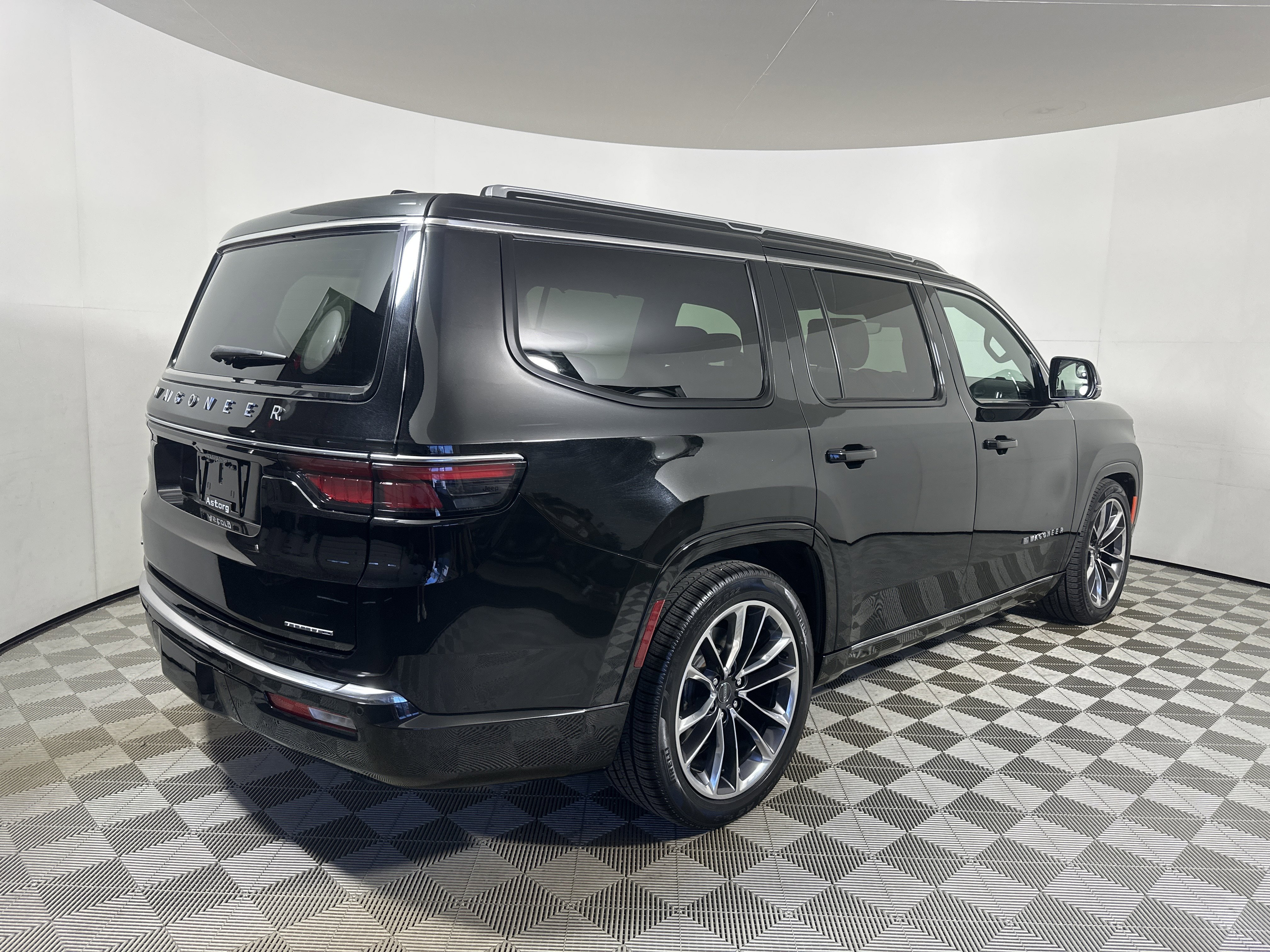 Used 2023 Diamond Black Crystal Pearlcoat Jeep Series III image 7