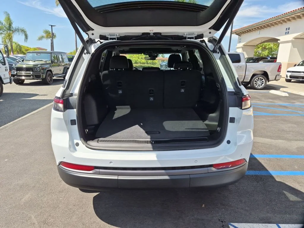 New 2026 Bright White Clear-Coat Exterior Paint Jeep Laredo Altitude image 24