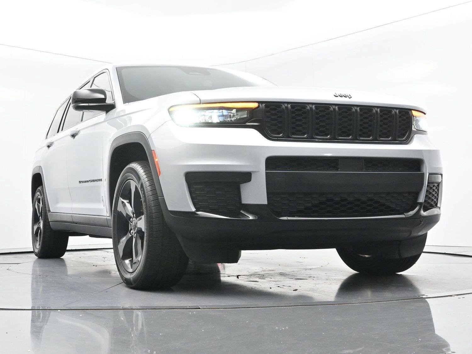 Used 2021 Silver Jeep Altitude image 41